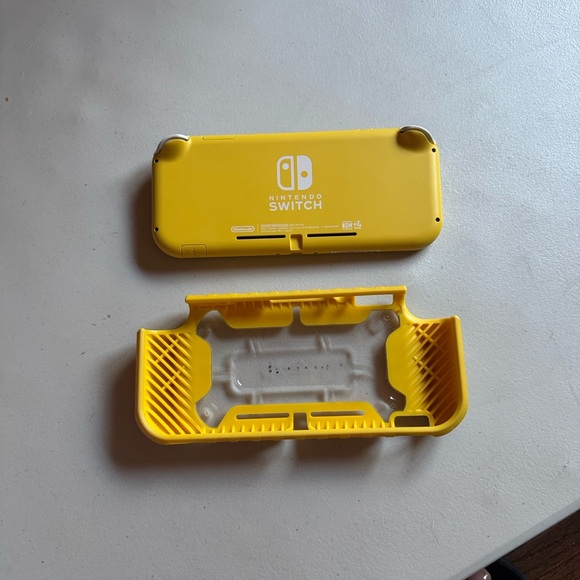 Yellow Handheld Gaming Console - Picture 4 of 5